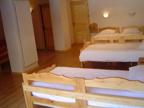 2 twin beds, 1 bunk bed