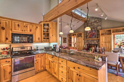 Deluxe Lakefront Mtn Escape with Club Amenities - image 5
