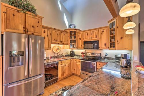 Deluxe Lakefront Mtn Escape with Club Amenities - image 8