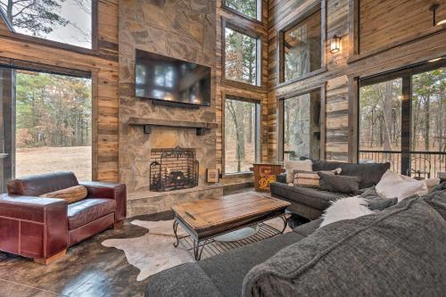Luxury Cabin in the Woods with Hot Tub and Yard Games! in Broken Bow, USA