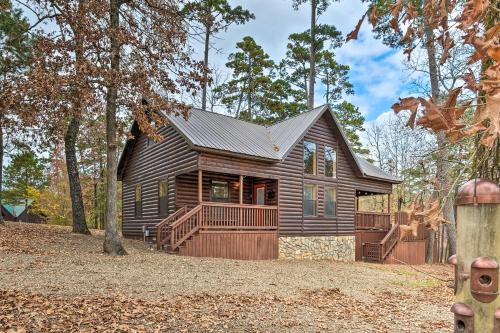 Little Bears Pond Broken Bow Cabin with Hot Tub! in Broken Bow, USA