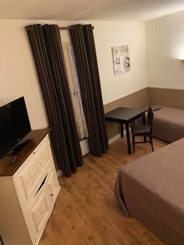 1 double bed, 1 twin bed