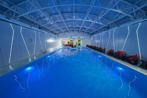 Dream Hotel - image 5