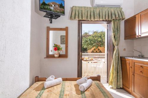 Studio with Garden or Pool View image 7