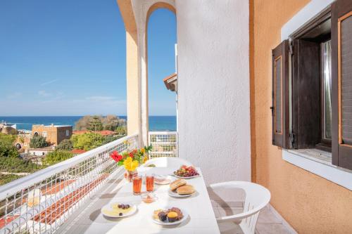 One-Bedroom Apartment with Sea View image 3