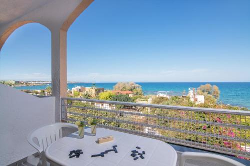 One-Bedroom Apartment with Sea View image 6