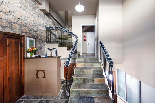 Stone Suites by White Hills - image 10