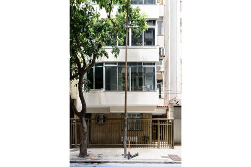 Omar do Rio - RP 202 Moderno, Internet 240mbps com Smart TV a 03 minutos andando da Praia de Copacab