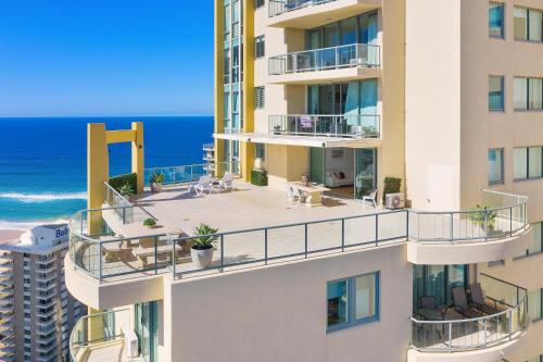 Resort style 3br unit w/huge entertainers balcony