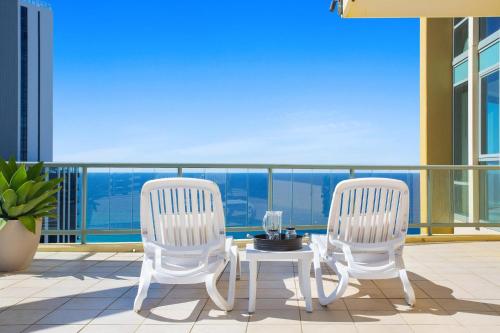 Resort style 3br unit w/ huge entertainers balcony