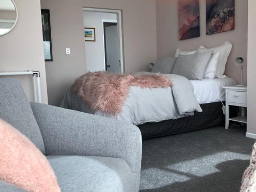 1 queen bed, 1 twin bed