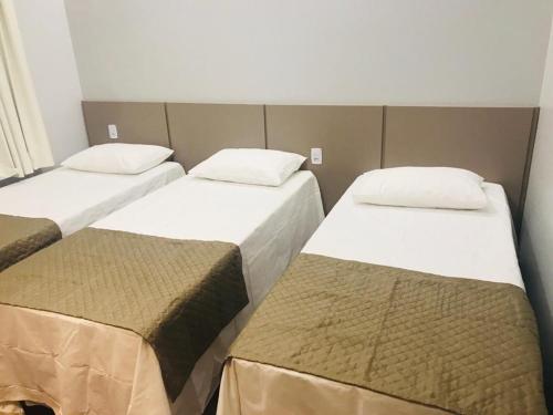 3 twin beds