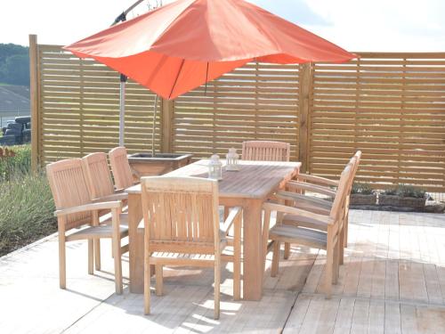  Cozy Holiday home in Hastiere Namur with terrace and garden, Unterkunft in Vodelée