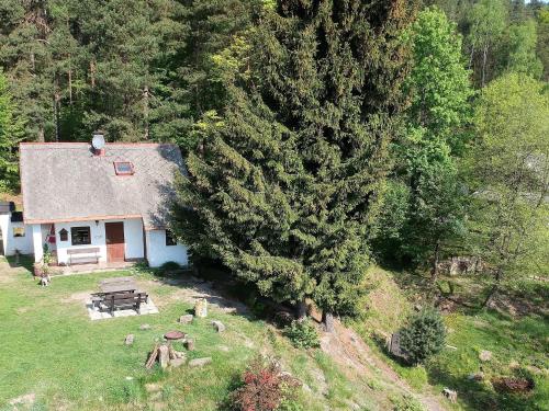 Cosy small holiday home at the edge of the forest with a magnificent view - Chalet - Malá Skála