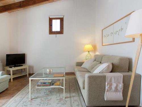 Tranquil cottage in Lloret de Vistalegre with shared pool