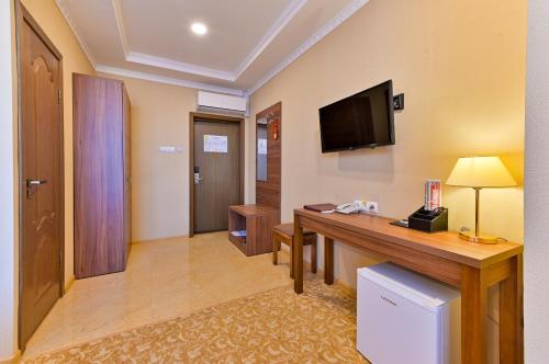 Greenwich Hotel - image 7