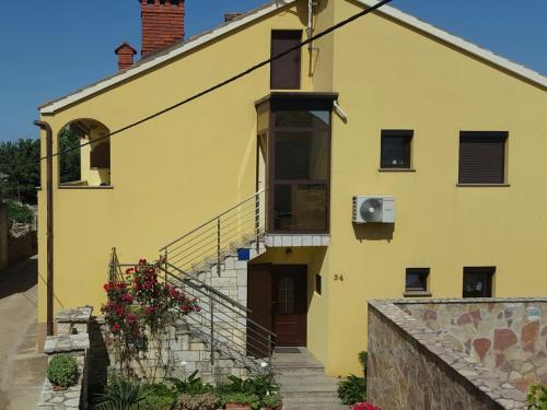  Apartment with balcony in Peroj 1 km from the beach and 3 km from Fazana in Peroj