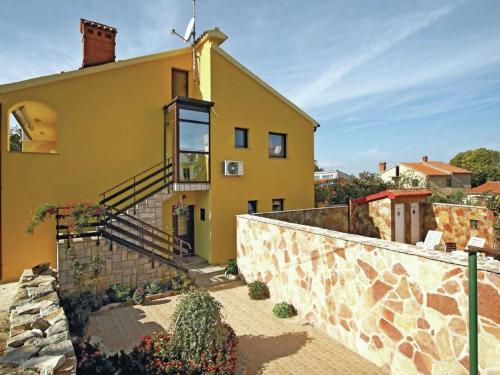  Apartment with balcony in Peroj 1 km from the beach and 3 km from Fazana in Peroj