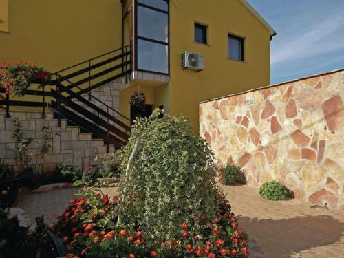 Apartment with balcony in Peroj 1 km from the beach and 3 km from Fazana in Peroj