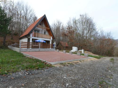 Charming Chalet near stikada with Garden, Pension in Štikada bei Sveti Rok