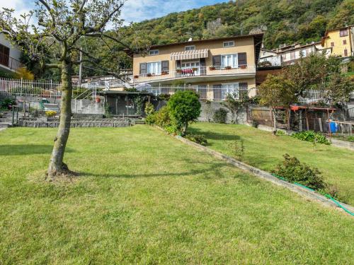 Guaranteed peace, with a large private garden and a panoramic view overlooking the lake gîte à louer Rezzonico