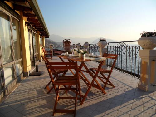 Lovely Apartment in Vello near Lake - main image