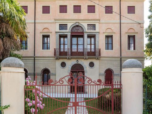  Modern Holiday Home in Romano with Garden in Romano D'Ezzelino