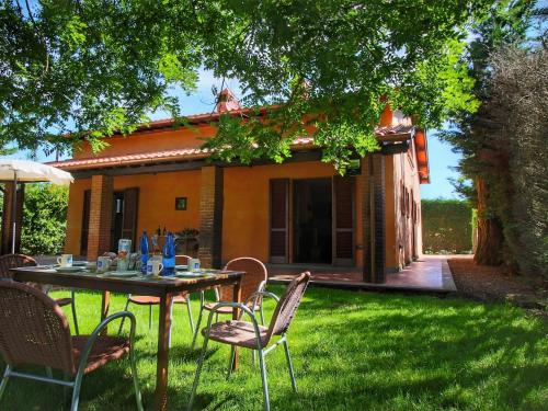  Attractive mansion with pool, Pension in Valiano