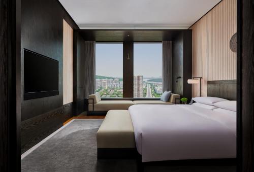 Hyatt Regency Wuhan Optics Valley Room Type - Regency Executive Suite