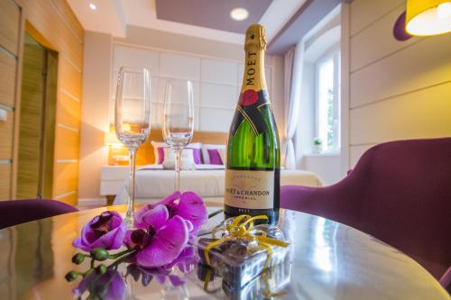 Peninsula Luxury Rooms - image 3