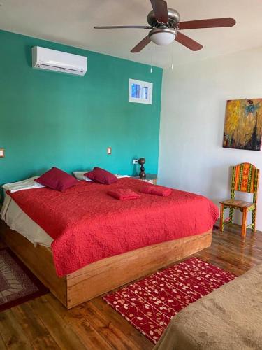 1 king bed, 1 twin bed