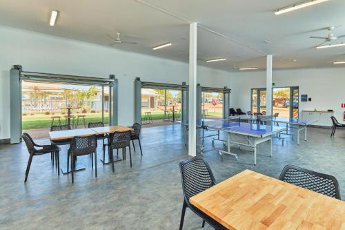 ห้องส่วนกลางสำหรับนั่งเล่น/ดูทีวี, RAC Exmouth Cape Holiday Park in เอกซ์เมาท์