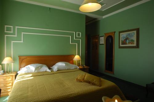2 twin beds