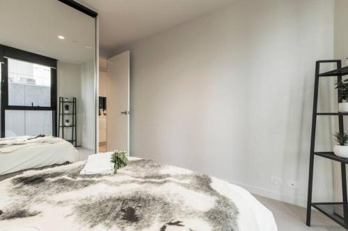 Stylish Melbourne CBD Lighthouse Apartment