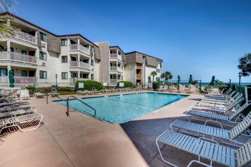 2BR Ocean Forest Villa Steps Away From Pristine Sandy Beaches - 수영장