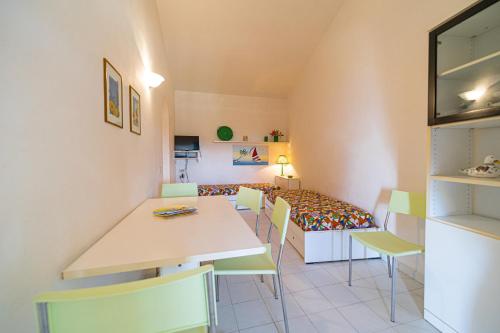 One-Bedroom Apartment image 10