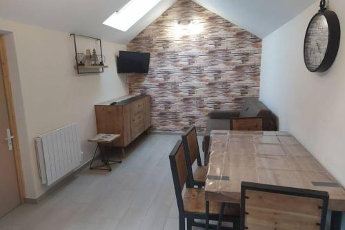 chalet avec jardin proche du Mont Saint Michel in 蓬托爾松鎮中心