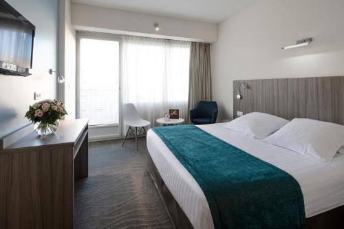 Premium Double Room image 3