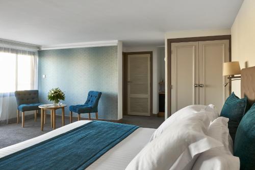 Deluxe Double Room image 5