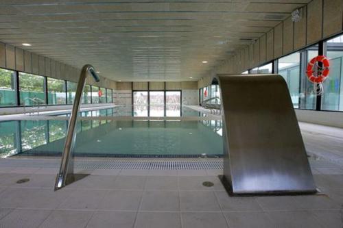 Swimming pool, Centre Esplai Albergue in Barcelona Airport