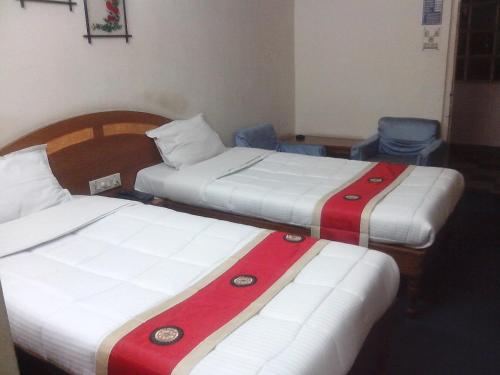 1 queen bed, 2 twin beds