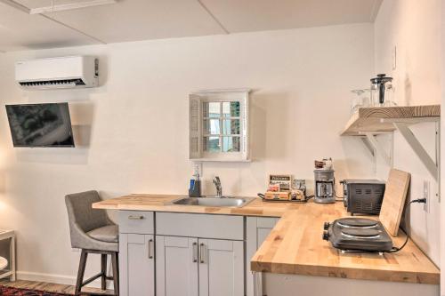 Charming Cottage about 4 Mi to Dtwn Greenville!