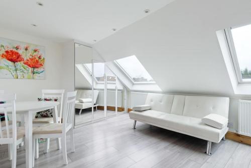 Bright Modern Studio Apartment - Great Location, Brent Cross, London