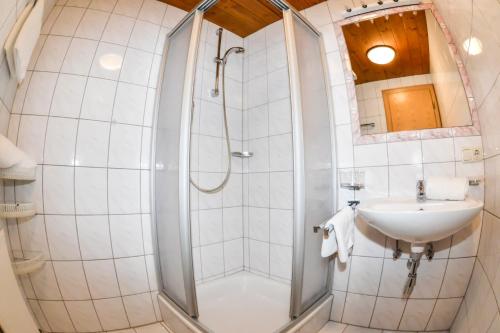 2 bedrooms, 5 beds
