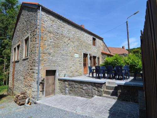  Quaint Holiday Home in Fala n at the foot of the ruins of Montaigle, Unterkunft in Falaën