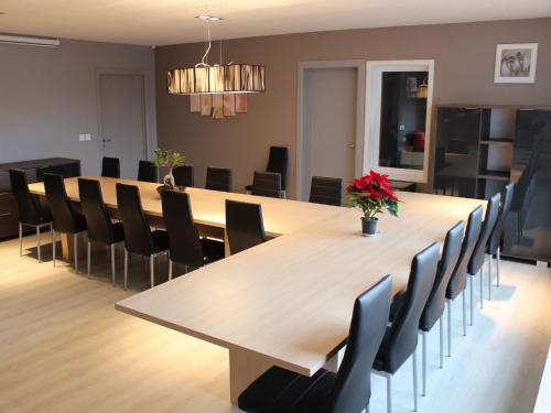 Gorgeous group residence for 20 people with sauna, within walking distance of the beach gîte à louer De Haan