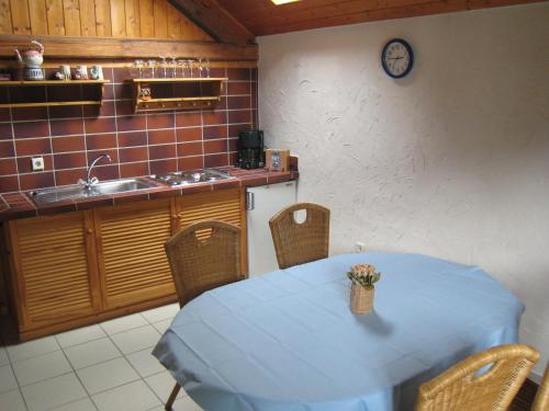 Warm apartment in a small complex with cosy beer garden and small brown cafe - image 5