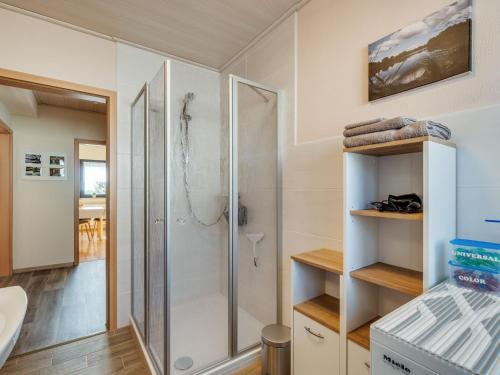 ห้องน้ำ, Alluring Apartment in Westerwald with Private Terrace in โฮน