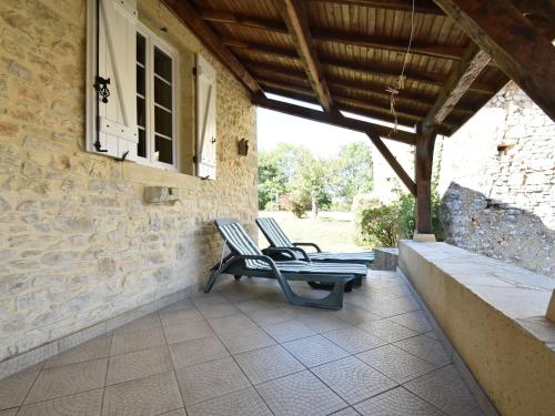 Vintage Holiday Home with Terrace, Garden, BBQ, Boules Court gîte à louer Ledrier