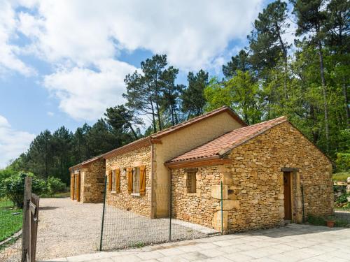 Picturesque holiday home with pool - Saint-Cernin-de-lʼHerm